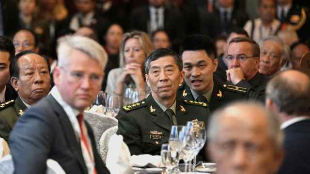 El ministro de Defensa de China, Li Shangfu, en el centro de la imagen.