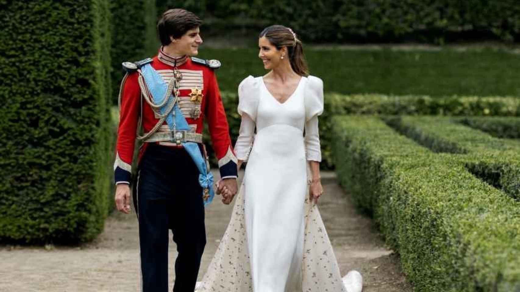 Carlos y Belén paseando por los majestuosos jardines del Palacio de Liria durante su boda.