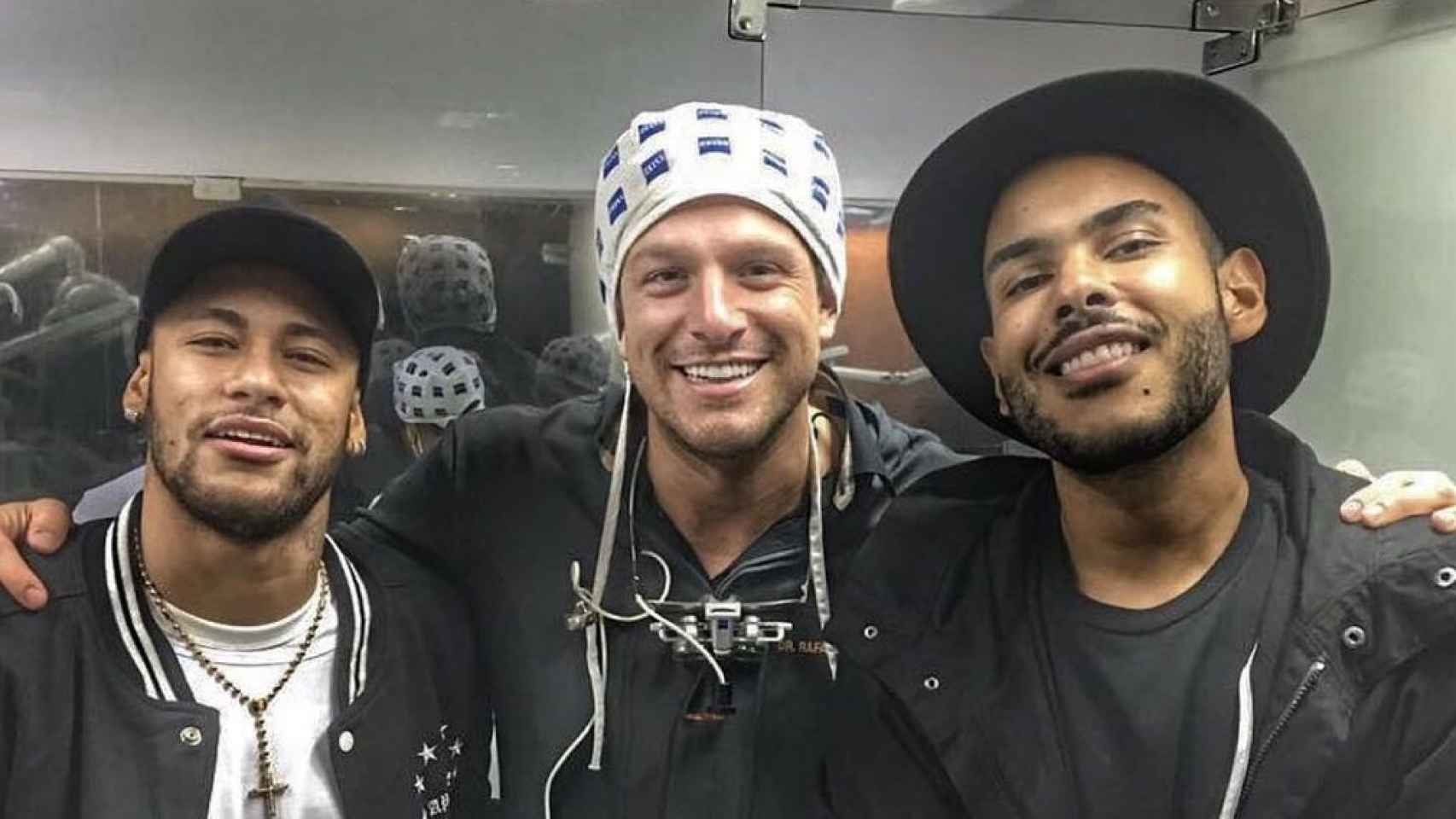 El dentista junto al futbolista Neymar y el presentador Hugo Bloss.