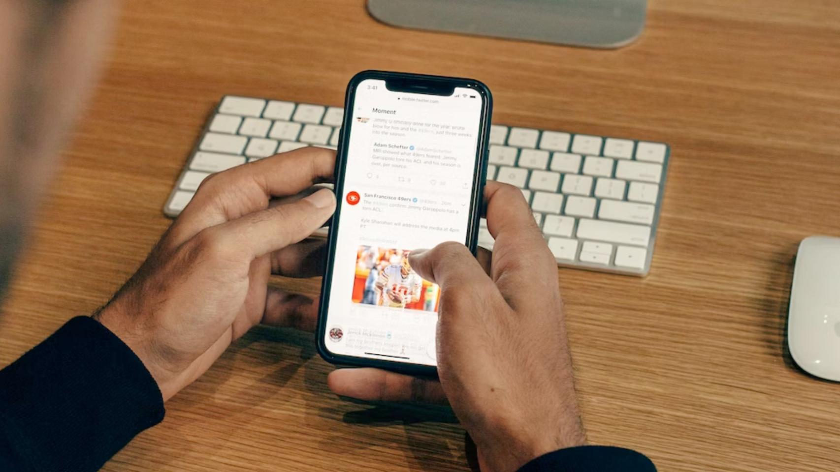 Usuario utilizando la app de X en su móvil