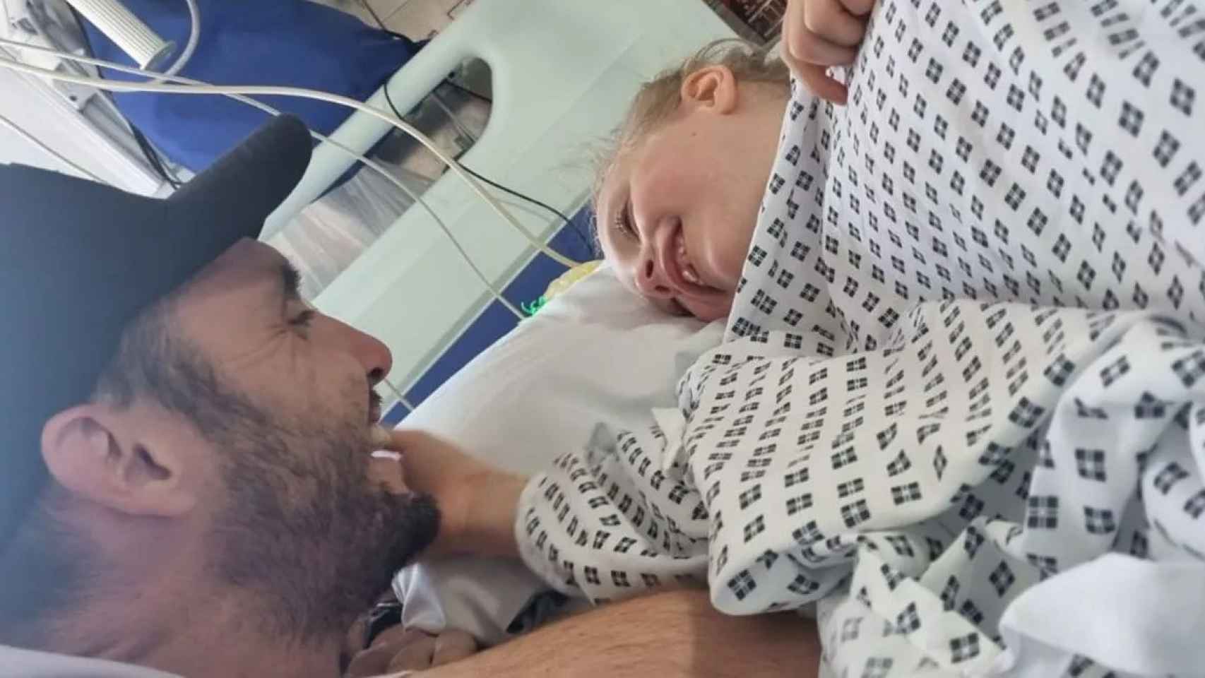 Faith Roberts con su padre Andy en el hospital.