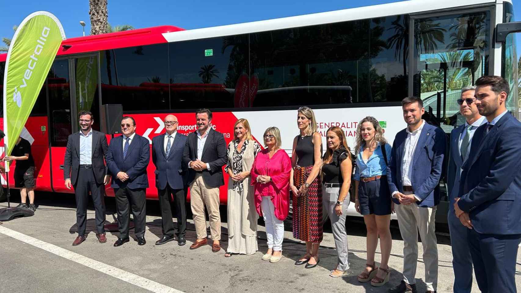 Los alcaldes del Baix Vinalopó junto con resposnables del Consell y de Vectalia este miércoles en Elche.