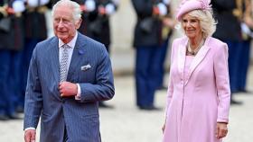 Carlos III y su esposa, a su llegada a Francia.