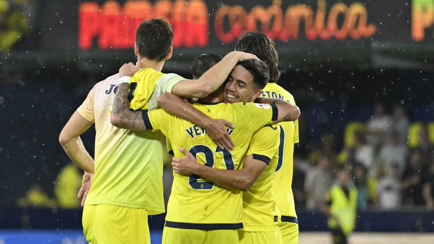 Los jugadores del Villarreal celebran el gol de Sorloth para ganar al Almería.