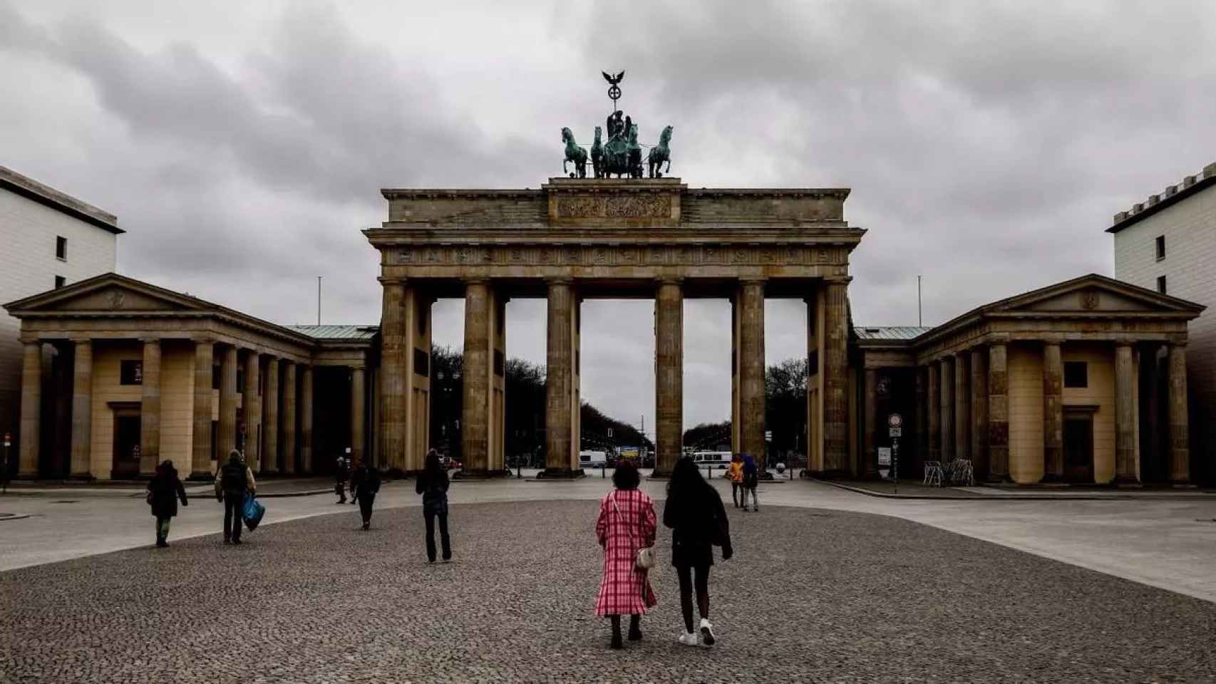 Imagen de archivo de varias personas frente a la Puerta de Brandeburgo en Berlín, Alemania.