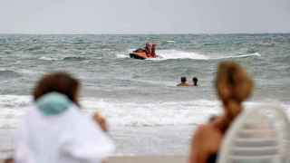 Otra muerte por ahogamiento en las playas alicantinas: fallece un hombre de 79 años en Arenales (Elche)