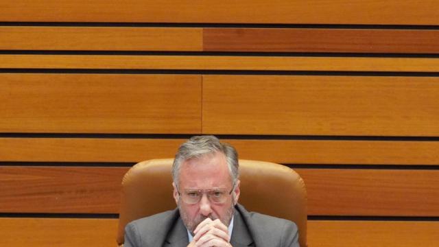 El presidente de las Cortes Carlos Pollán durante el Pleno de las Cortes se muestra enfadado