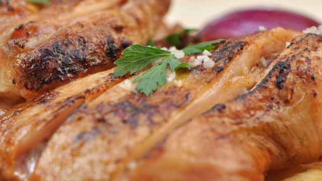 Harvard recomienda la carne de pollo especiada.