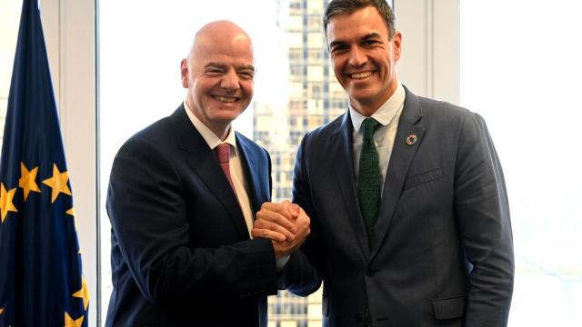 Gianni Infantino, presidente de la FIFA, junto a Pedro Sánchez