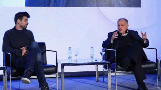 Gerard Piqué y Javier Tebas, durante una conferencia