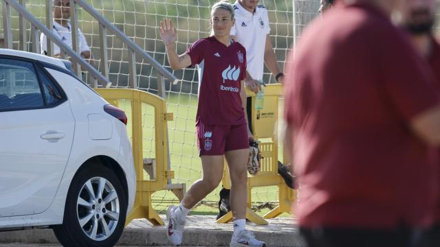 Alexia Putellas saluda a los aficionados presentes en Oliva antes de comenzar el entrenamiento.
