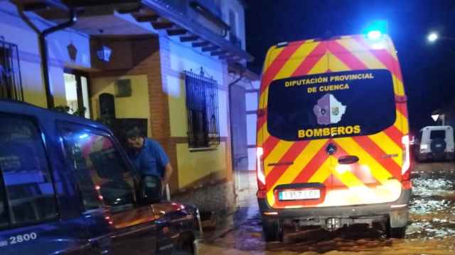 Los bomberos de la Diputación de Cuenca trabajando durante las inundaciones (112 CLM).