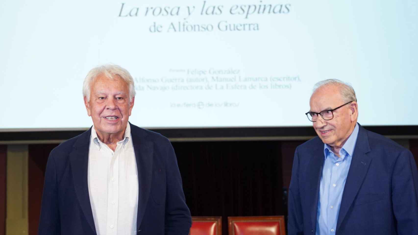 Felipe González y Alfonso Guerra, en la presentación de 'La rosa y las espinas', en el Ateneo de Madrid.