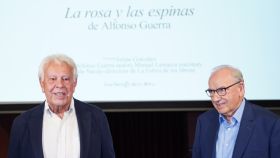 Felipe González y Alfonso Guerra, en la presentación de 'La rosa y las espinas', en el Ateneo de Madrid.