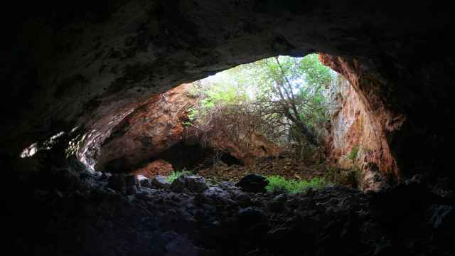 Vista desde el interior de la entrada de la cueva de los Mármoles, en Córdoba.