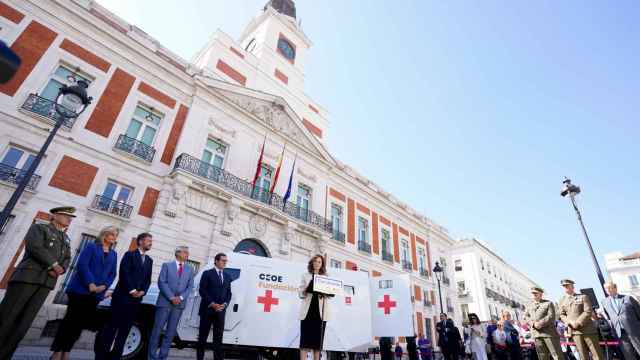 La ambulancia frente a la Puerta del Sol junto a las autoridades presentes en el acto.