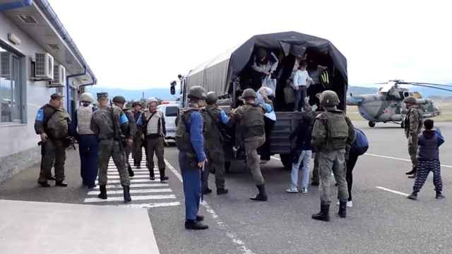 Civiles siendo evacuados por tropas rusas este martes en Nagorno Karabaj.