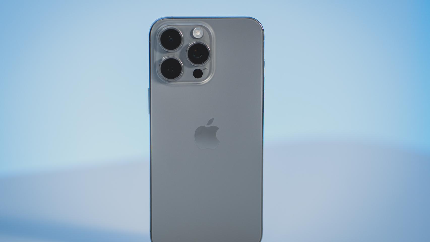 Apple crea una técnica para actualizar los iPhones de las tiendas sin  sacarlos de la caja
