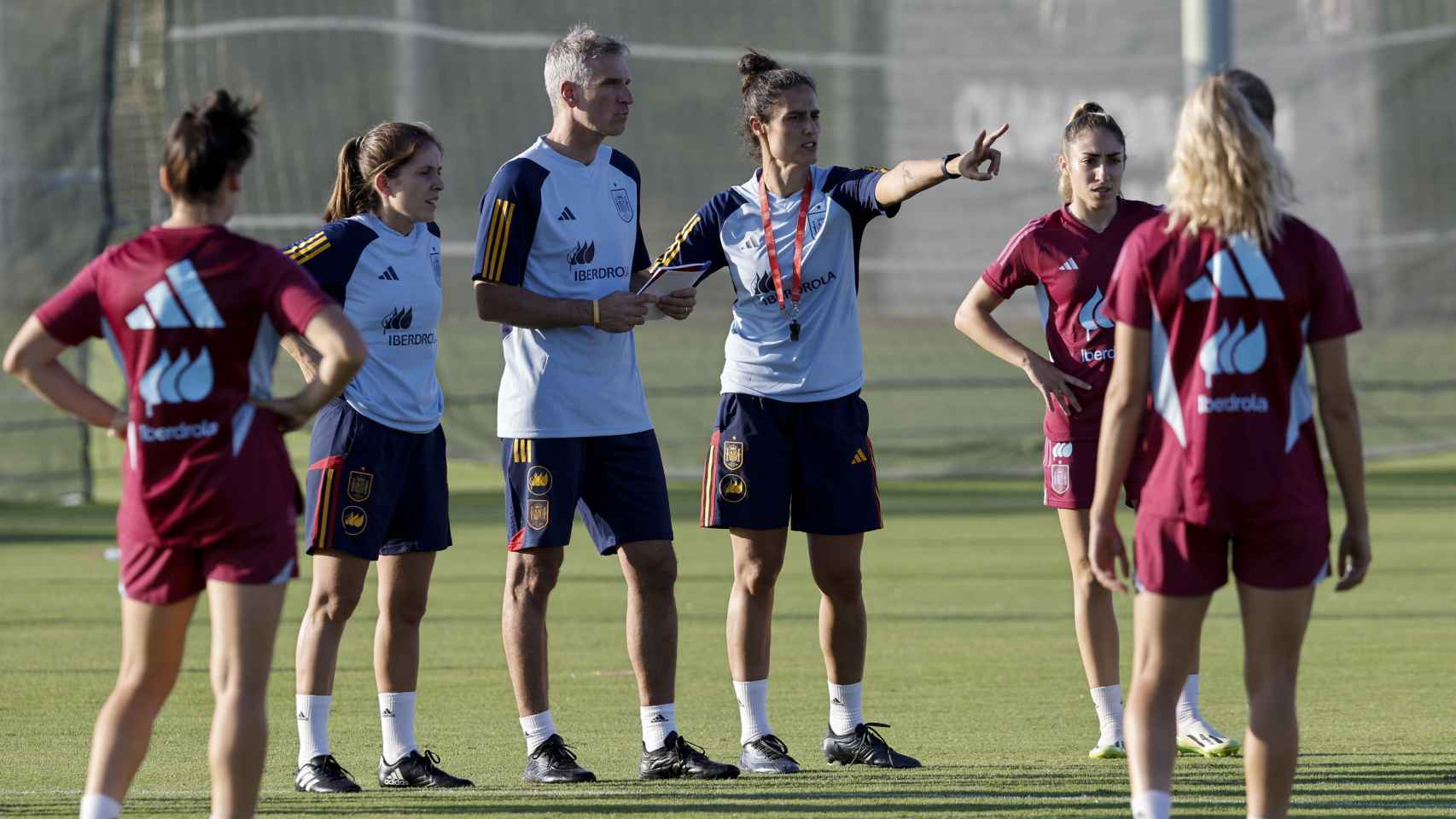 Montse Tomé dando instrucciones a las jugadoras durante el entrenamiento.