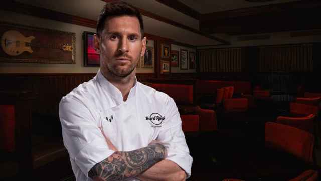 Lionel Messi posando con un uniforme de cocinero de Hard Rock Cafe.