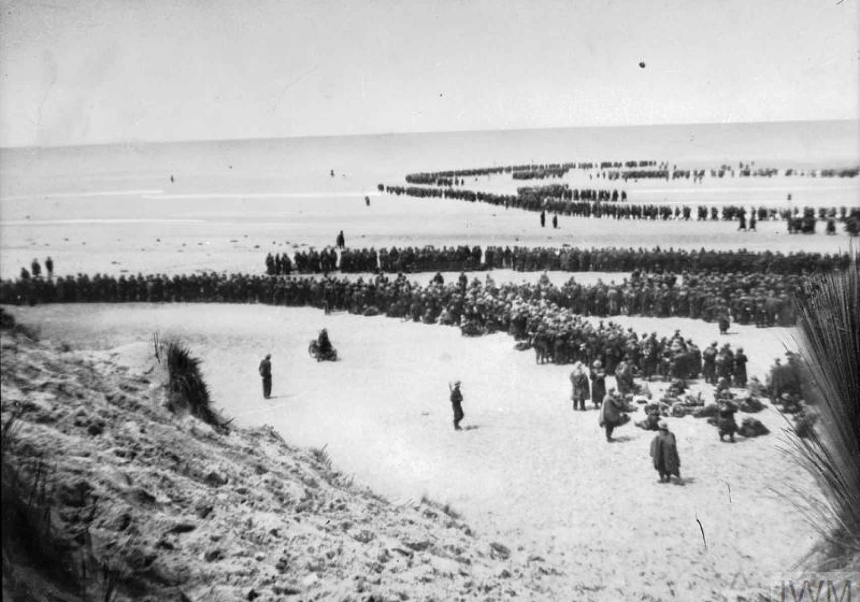 Soldados aliados, esperando a ser evacuados en las playas de Dunkerque.