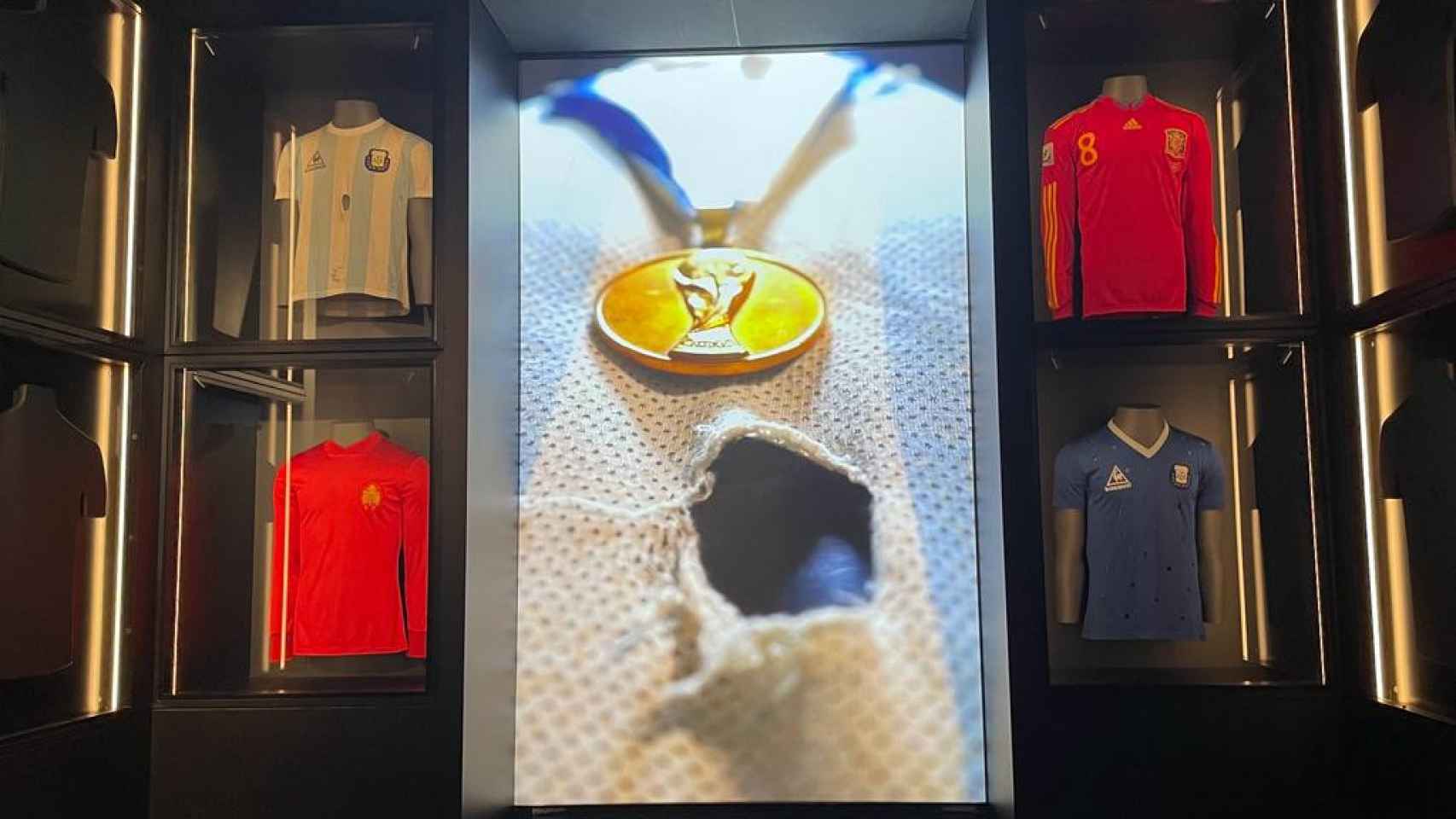 Cuatro camisetas curiosas: del día que el Rey se negó a dar publicidad a Adidas al regalo de Xavi al árbitro.