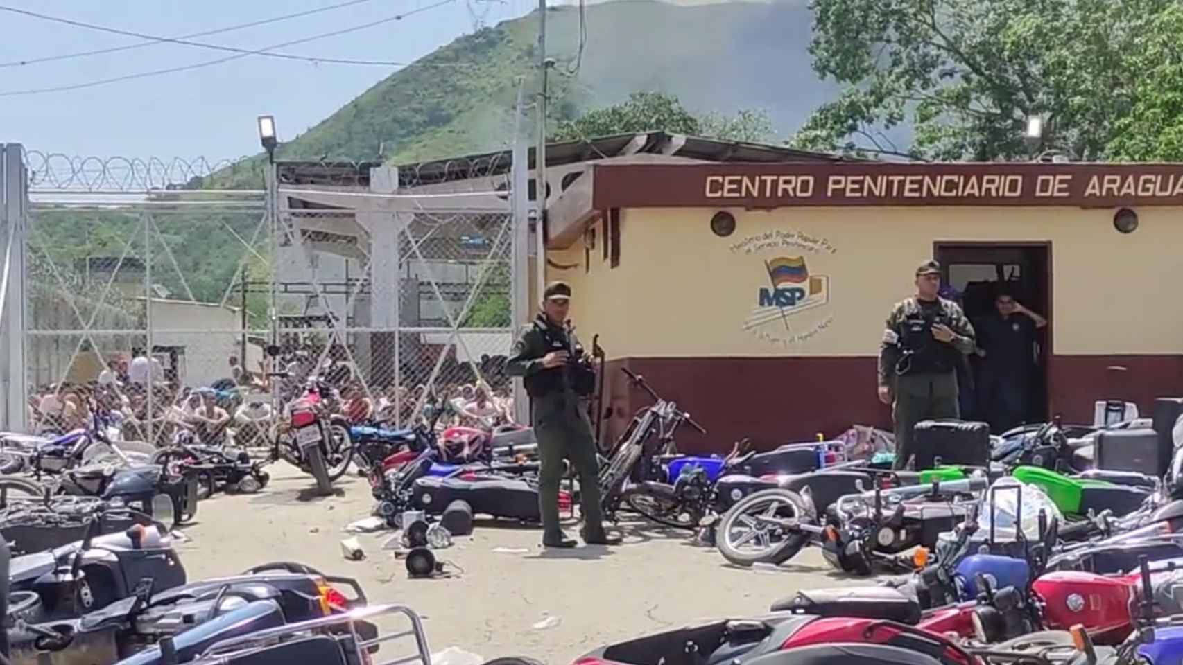 Varios militares venezolanos custodian la entrada al Centro Penitenciario de Aragua.