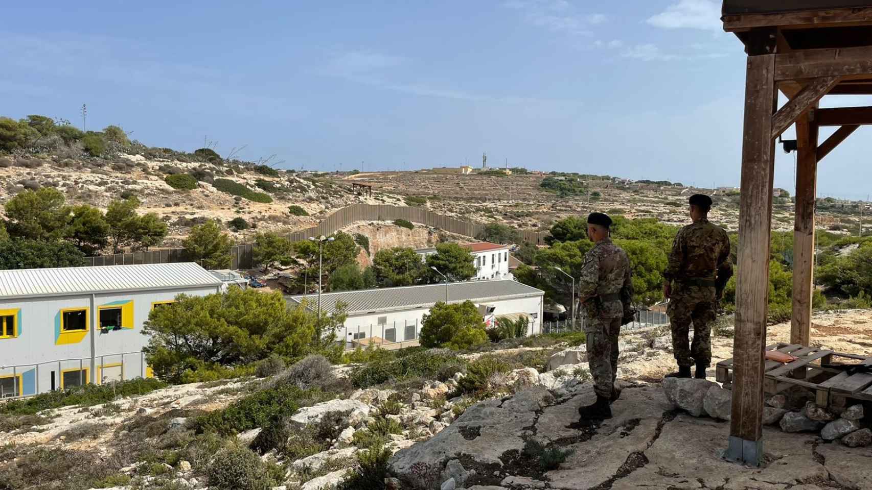 Militares italianos vigilan el centro de acogida de Lampedusa, que ha visto desbordada su capacidad.