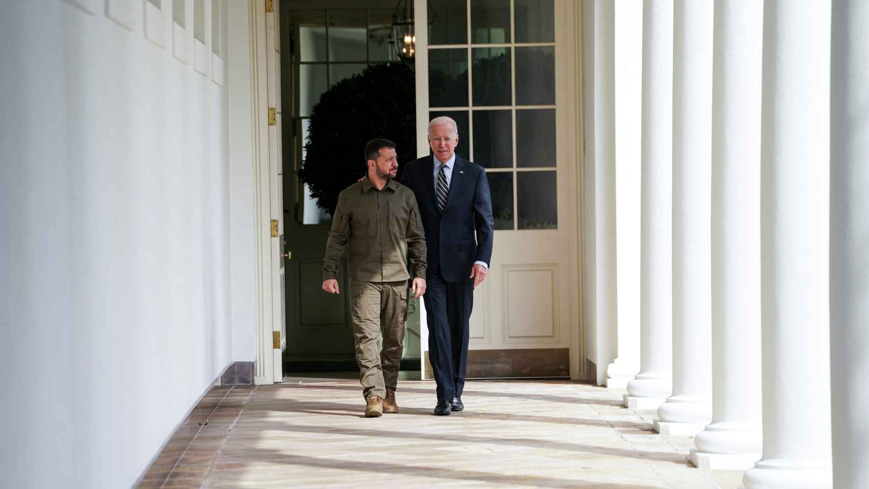 Zelenski y Biden caminan por la columnata de la Casa Blanca hacia el Despacho Oval.