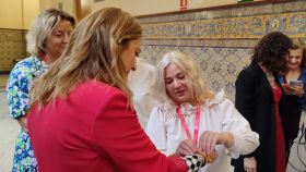 La delegada del Gobierno, Virginia Barcones, recibe una pulsera elaborada por mujeres afganas de parte de la Asociación de Mujeres Juezas de España (AMJE), este jueves en Valladolid.