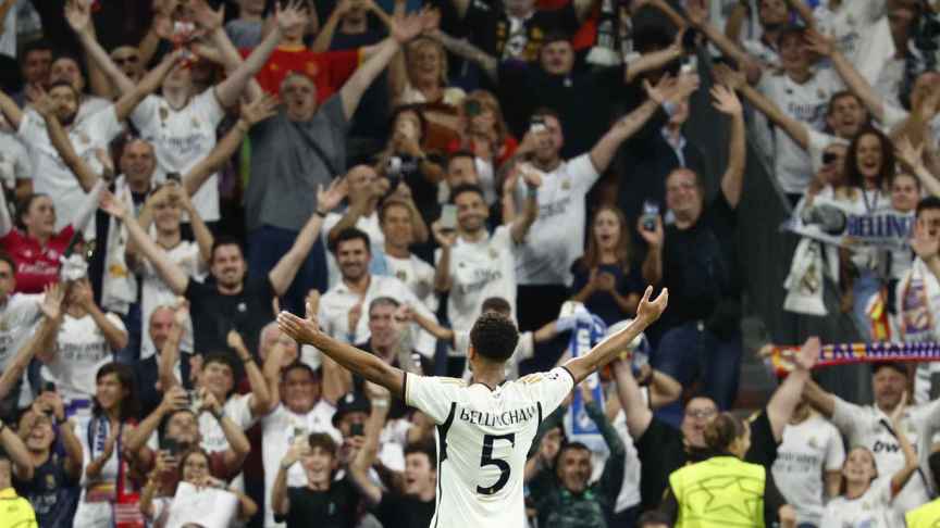 Jude Bellingham celebra su gol en el Santiago Bernabéu