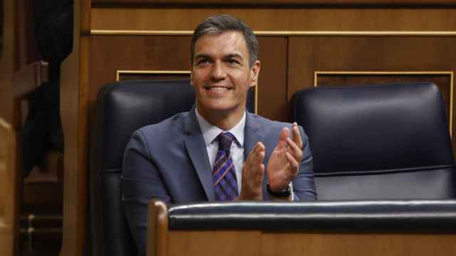Pedro Sánchez, presidente del Gobierno en funciones, aplaude desde su escaño la reforma del Reglamento del Congreso.