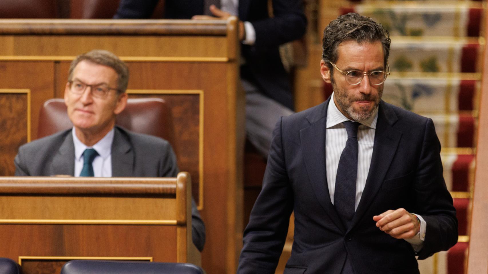 Borja Sémper, portavoz del PP, se dirige a la tribuna del Congreso, junto a Alberto Núñez Feijóo.
