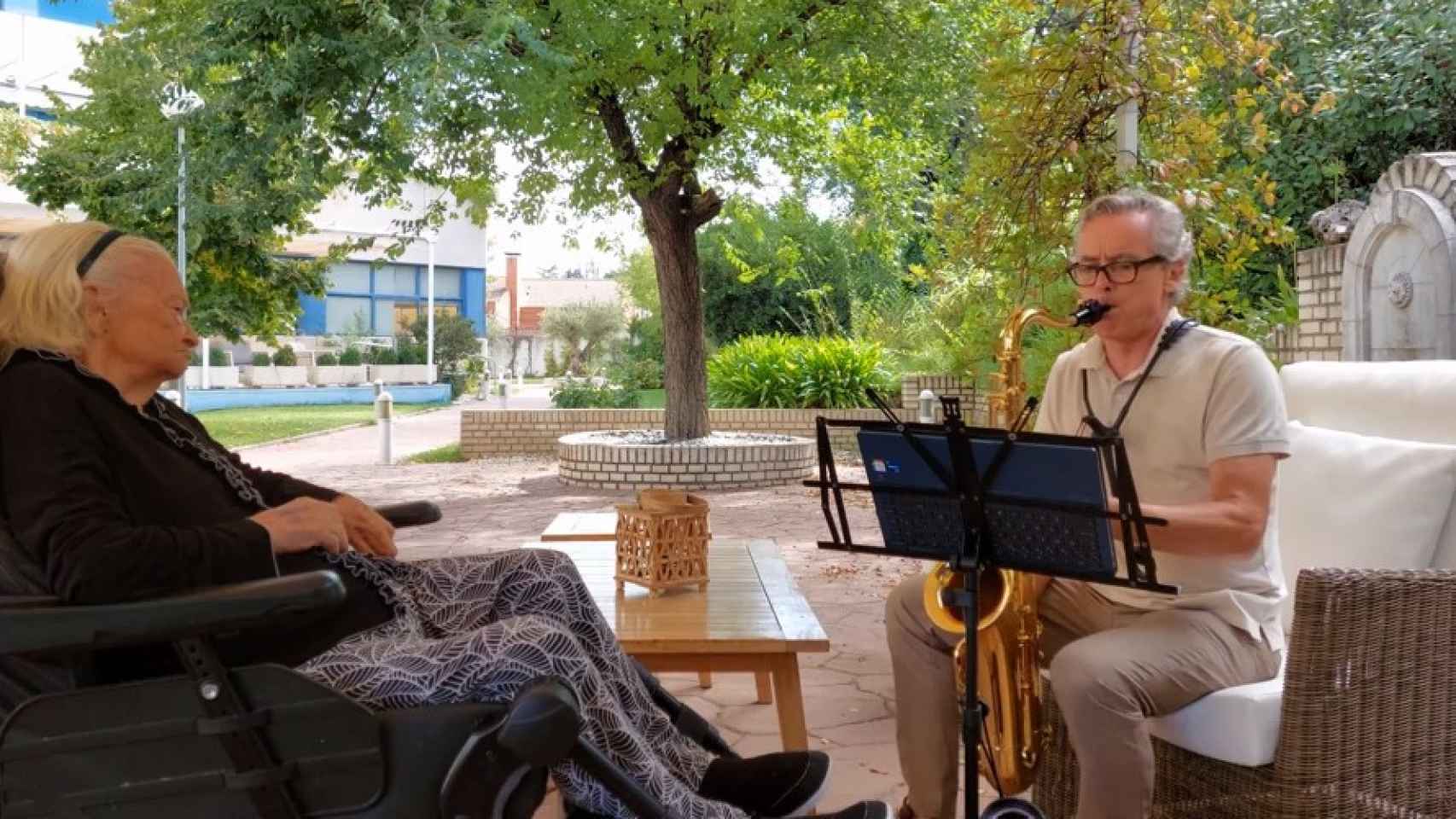 Javier toca el saxofón a su madre, Gregoria, enferma de alzhéimer.