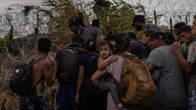 Decenas de inmigrantes venezolanos en el lado mexicano del Río Grande pasando a Estados Unidos.