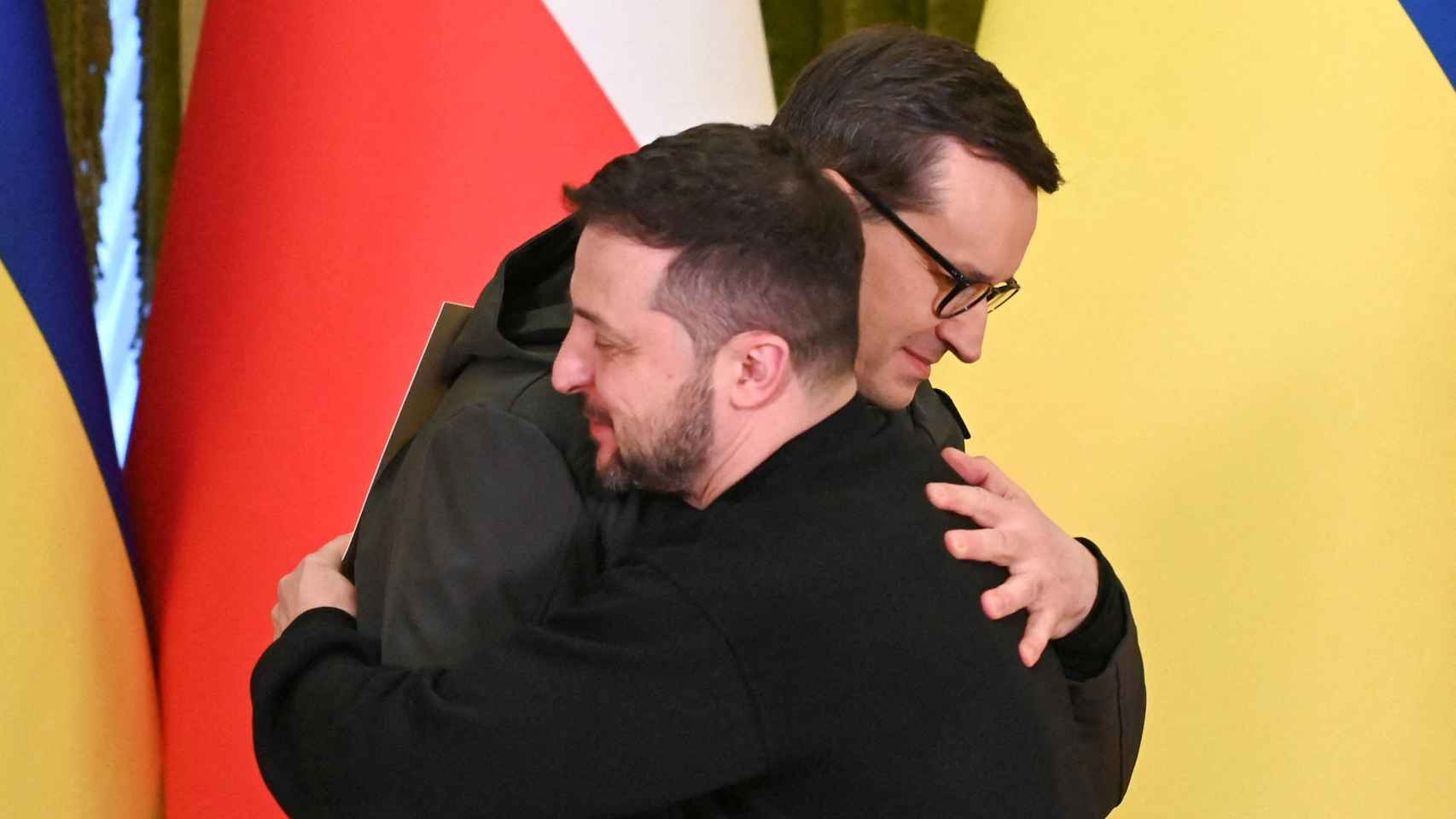 El presidente de Ucrania, Zelenskiy, y el primer ministro polaco, Morawiecki, se abrazan durante una conferencia de prensa en Kiev.