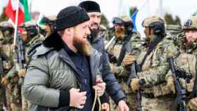 El presidente checheno Ramzan Kadyrov frente a sus tropas