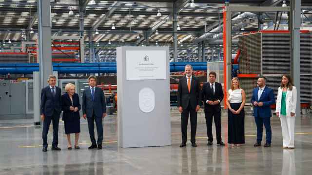 Felipe VI, junto a la placa conmemorativa de su visita por el 50 aniversario de Porcelanosa. EE