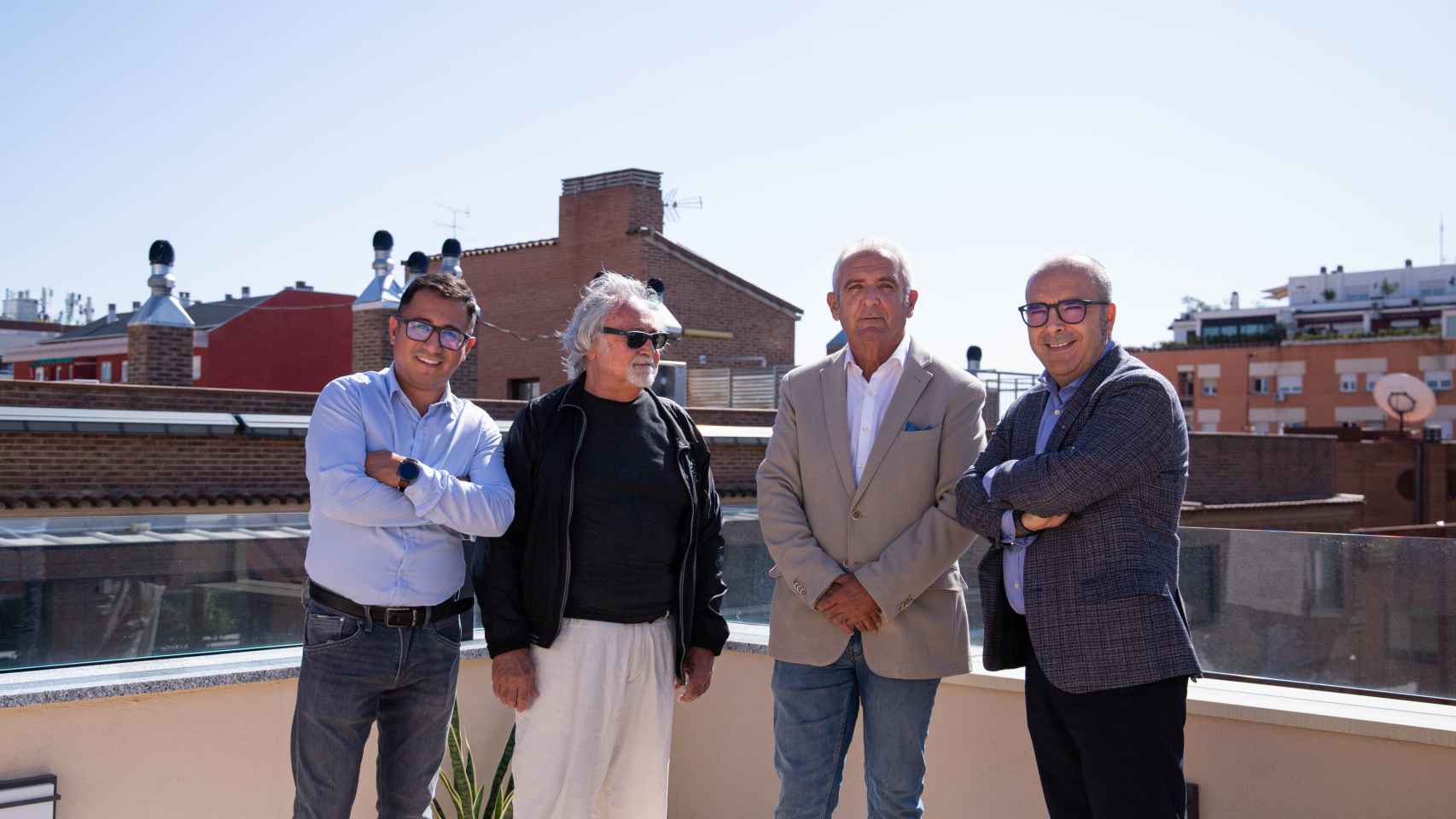 De izquierda a derecha: Henry Ramiro, de Hinforcom e Indomotiv; el arquitecto Miguel Ángel Verdaguer; y Enrique Fernández y Raúl García, de Nice Automatismos.