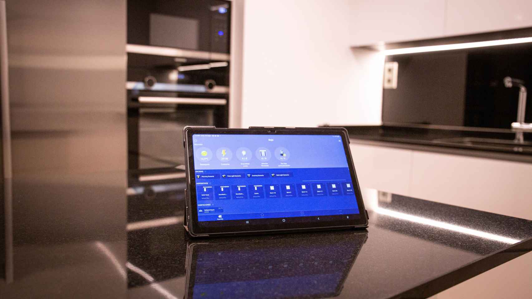 Una tableta con el 'software' que controla todos los elementos domotizados de la casa.