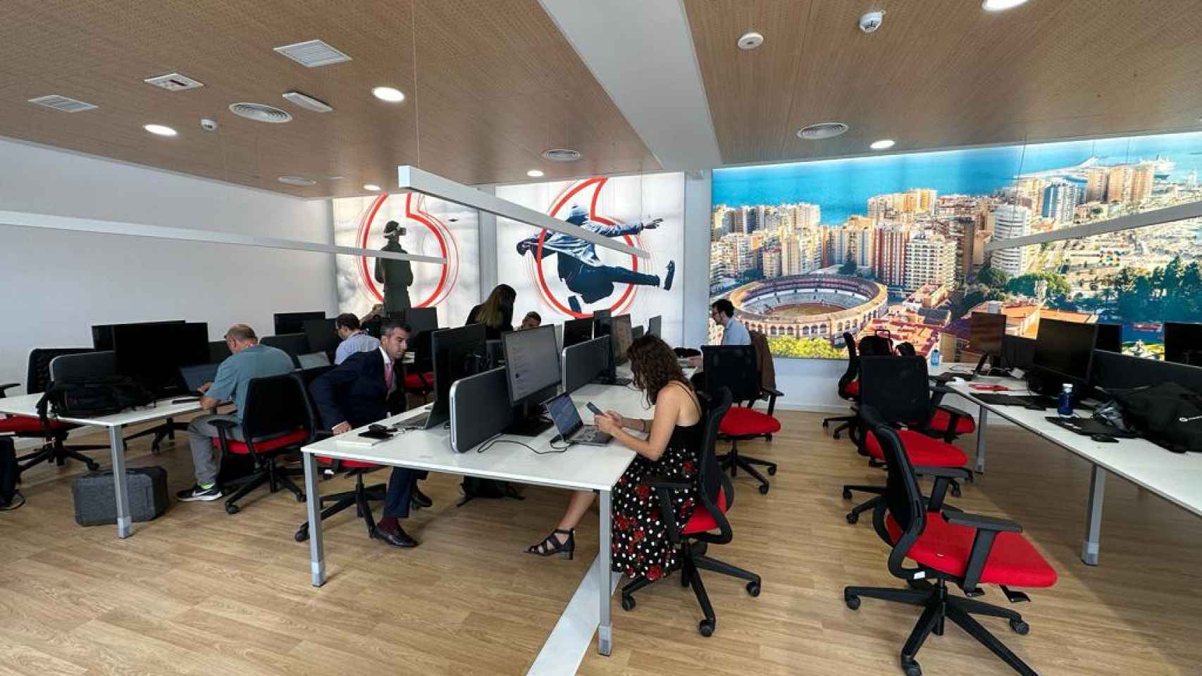 Varios de los profesionales en el nuevo centro de Vodafone en Málaga.