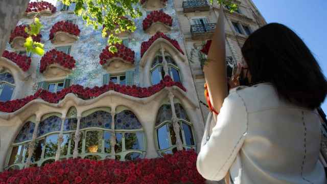 Vista de la fachada de la modernista Casa Batlló decorada con rosas.