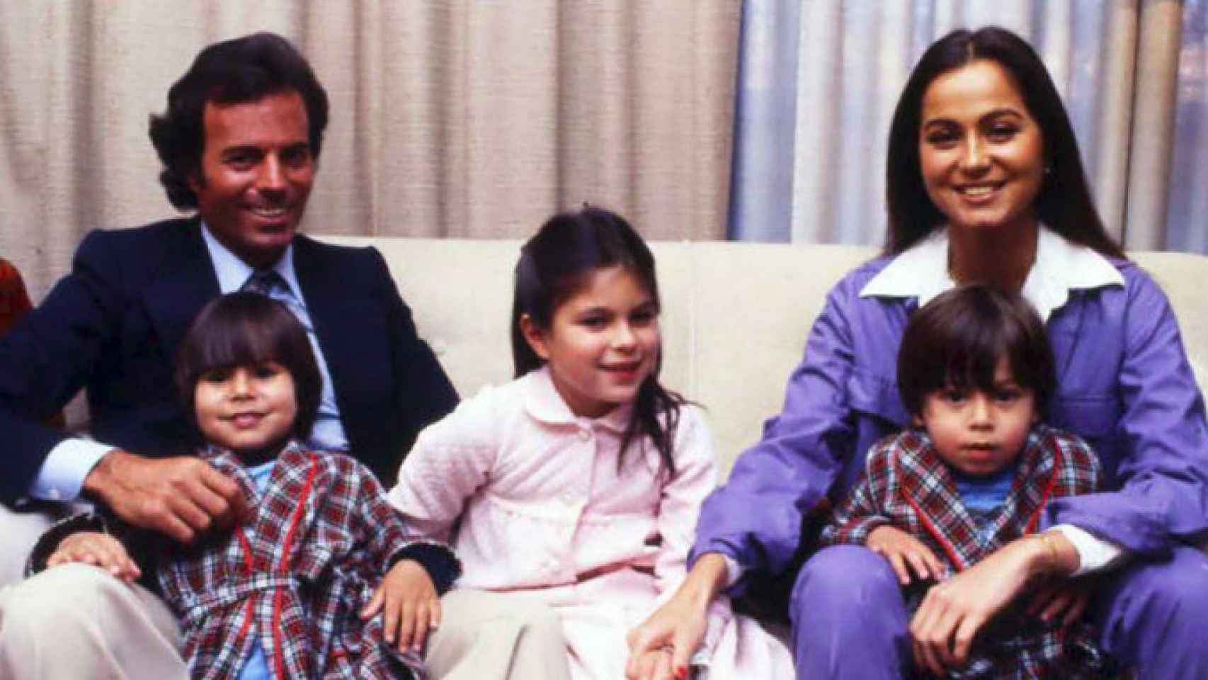 Julio Iglesias, Isabel Preysler y sus hijos Chábeli, Julio José y Enrique.