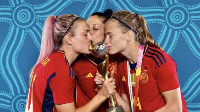 Alexia Putellas, Jenni Hermoso e Irene Paredes besan la Copa del Mundo.