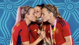 Alexia Putellas, Jenni Hermoso e Irene Paredes besan la Copa del Mundo.