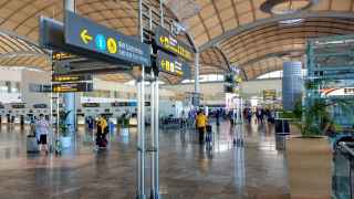 La huelga de seguridad contra "turnos excesivos" retrasa vuelos en el aeropuerto Alicante-Elche