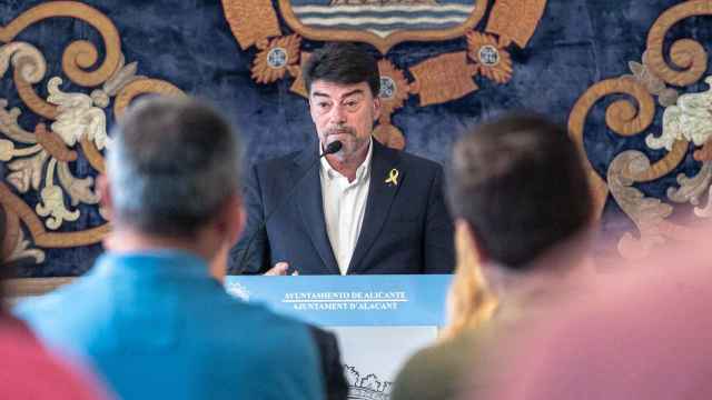 El alcalde de Alicante, Luis Barcala, durante su comparecencia para dar cuenta de los 100 días de gobierno.