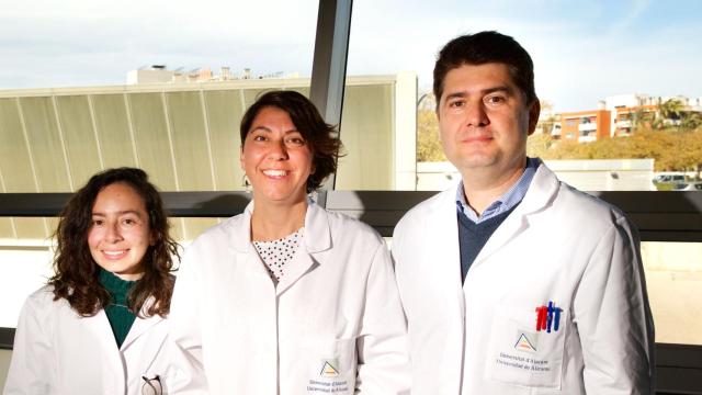 Javier García Martínez con su equipo de investigación en la Universidad de Alicante.