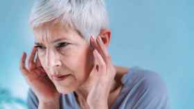 Con la sinusitis, el dolor de cabeza en la región de la cara que empeora al agacharse o al apretarse las mejillas y la frente.