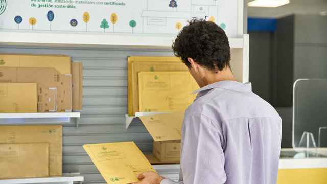 Un hombre mirando los sobres en una oficina de Correos